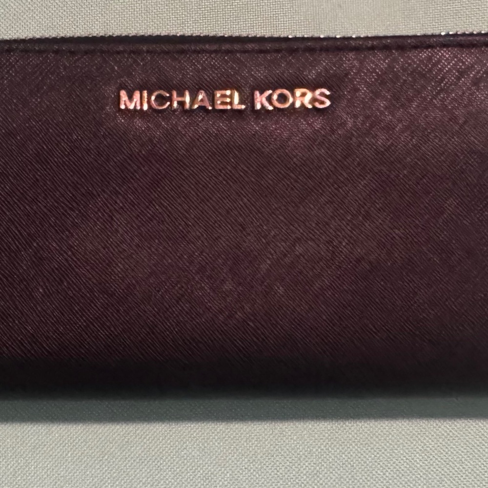 Micheal Kors black leather zipper wallet great condition